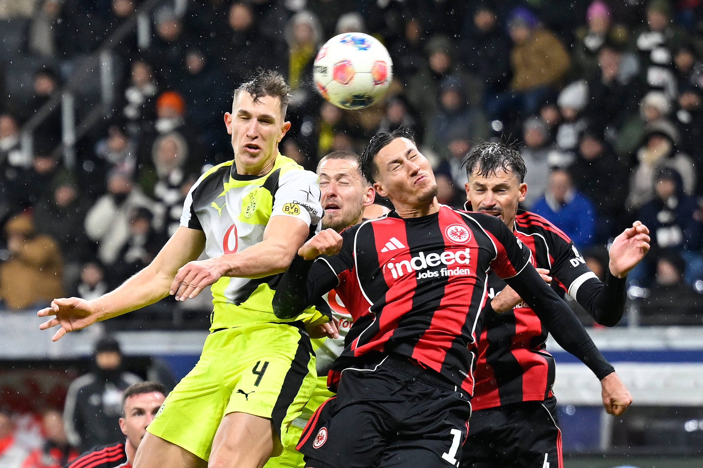 （体育）足球——德甲：法兰克福平多特蒙德